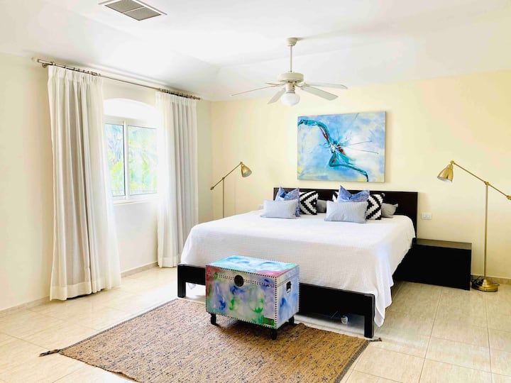 غرفة رئيسية من المستوى الثاني، واسعة للغاية مع سرير كينج، وخزانة ملابس بالإضافة إلى حمام كامل، وإمكانية الوصول إلى إطلالة التراس الكبيرة من الغرفة. تحتوي هذه الغرفة على حمام به ماء دافئ. 