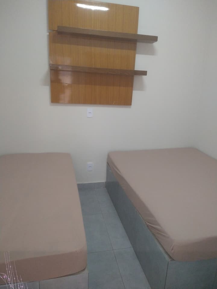 Suite 3 con una cama doble y una individual.