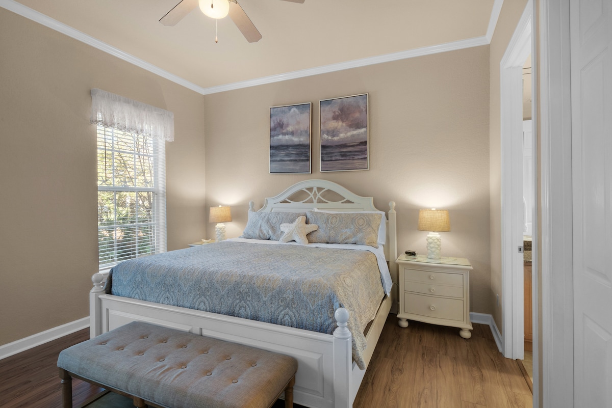 חדר שינה ראשי עם גישה למרפסת עם סינון