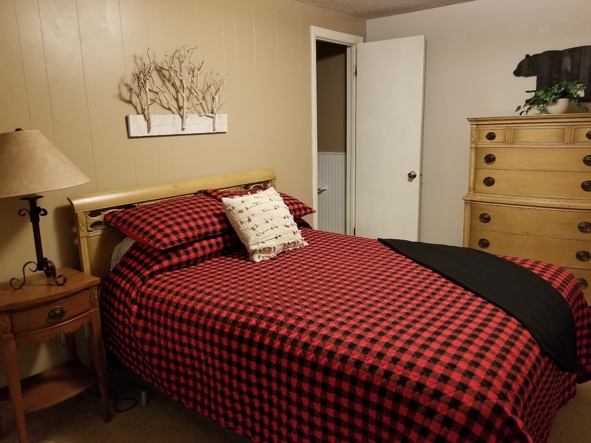 На по - ниско ниво с двойно легло, баня с вана, всекидневна и малък кухненски бар.