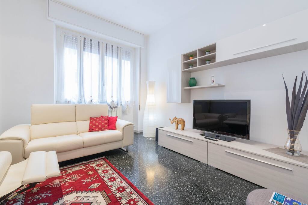 Sala. Dotata di due ampi divani in pelle, di cui uno munito di seduta recliner automatizzata e tv a led.