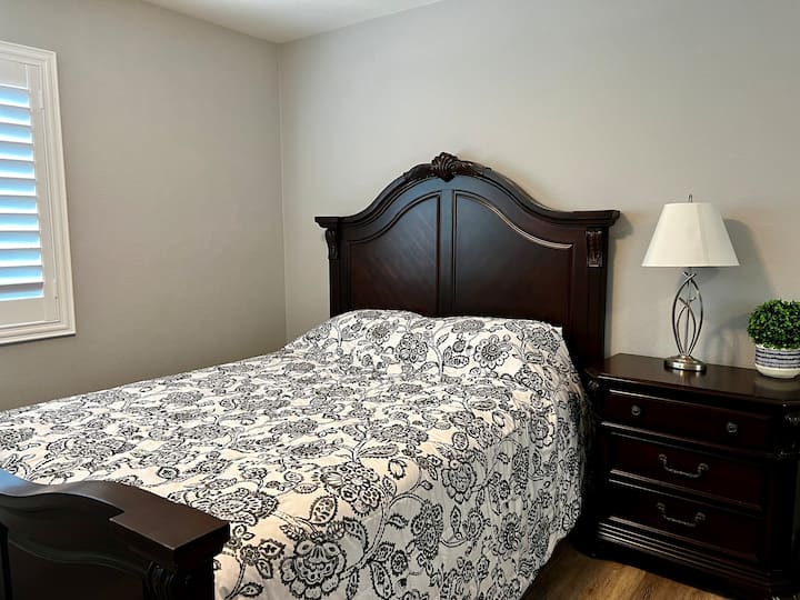 Dormitorio de abajo (cama tamaño queen)