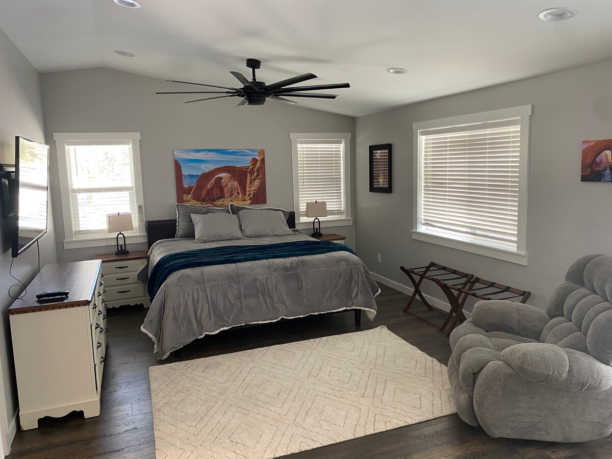 Cama king en el dormitorio principal