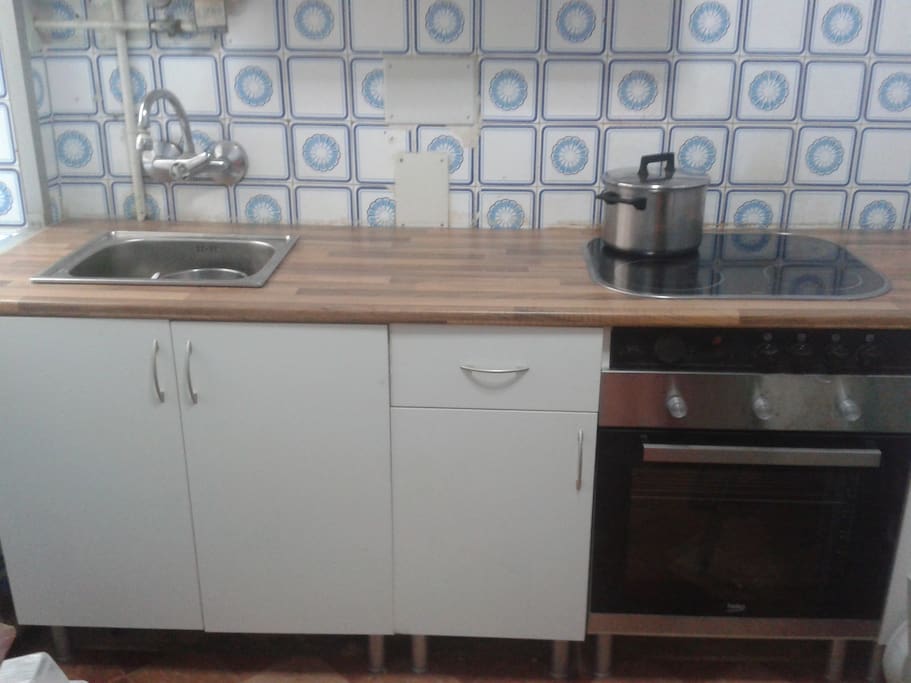 Cocina con frigorífico,lavadora,microondas, horno y vitrocerámica.
