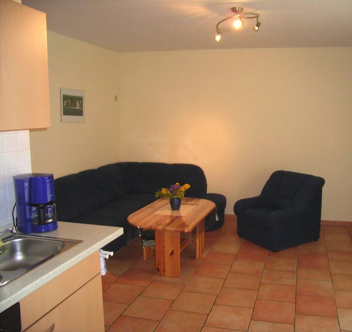 1 Wohnzimmer mit Sat-TV, Radio, CD-Player, WiFi-Empfang und ...