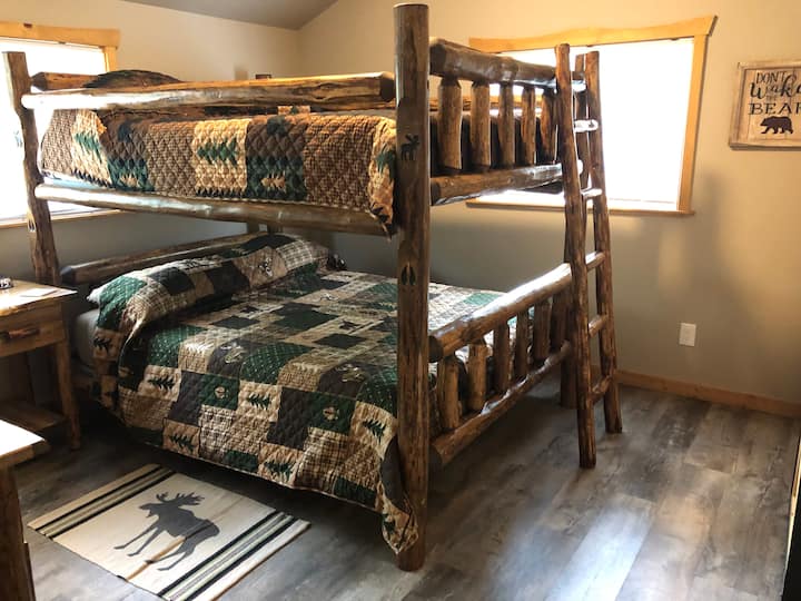 Dve menšie manželské postele.