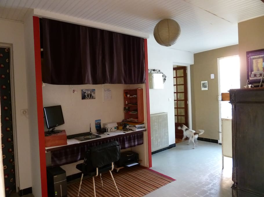 Hall/bureau