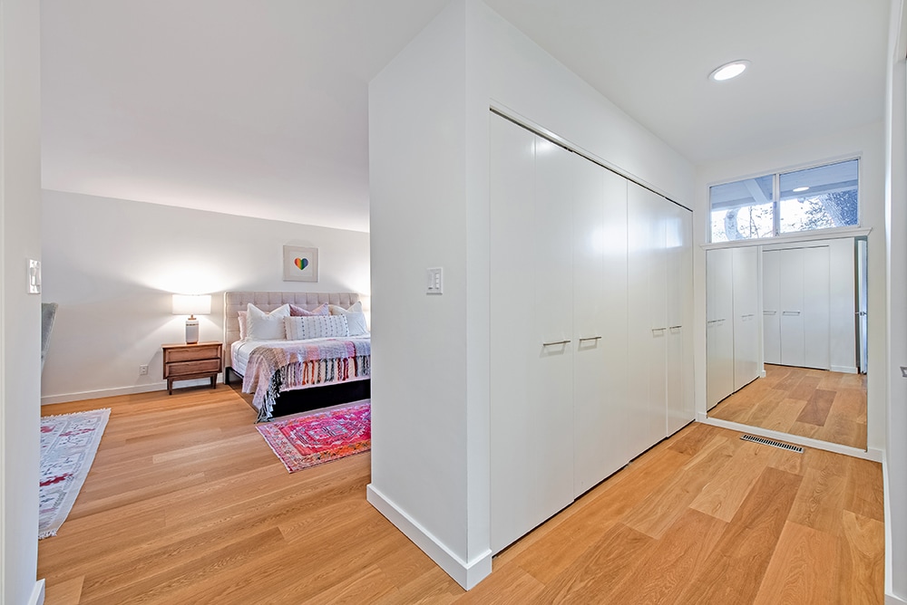 带加大双人床的私人主卧套房