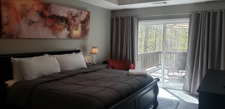 Graziosa camera da letto matrimoniale king-size con accesso diretto al ponte. Tende oscuranti e cabina armadio.. Bagno privato annesso con lavandini, vasca da bagno e doccia chiusa in vetro.