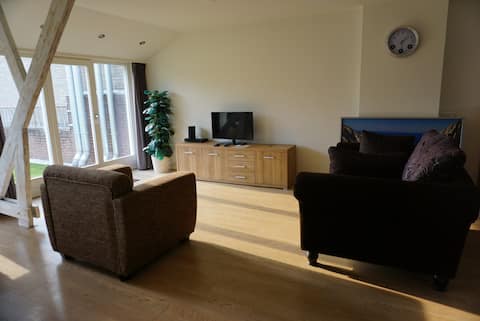 Modern 2-level loft 2 min from the station