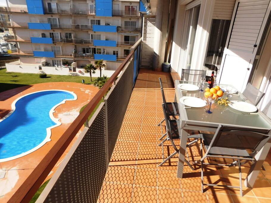 Terras with pool view