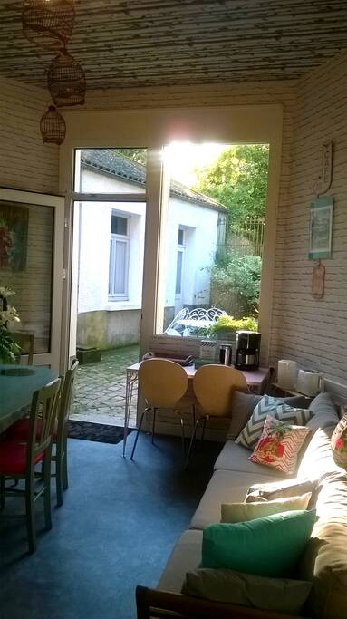espaces communs: salon télé et cour privée