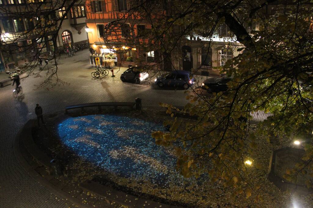 View of the place from the living room - Vue de la place depuis le salon
