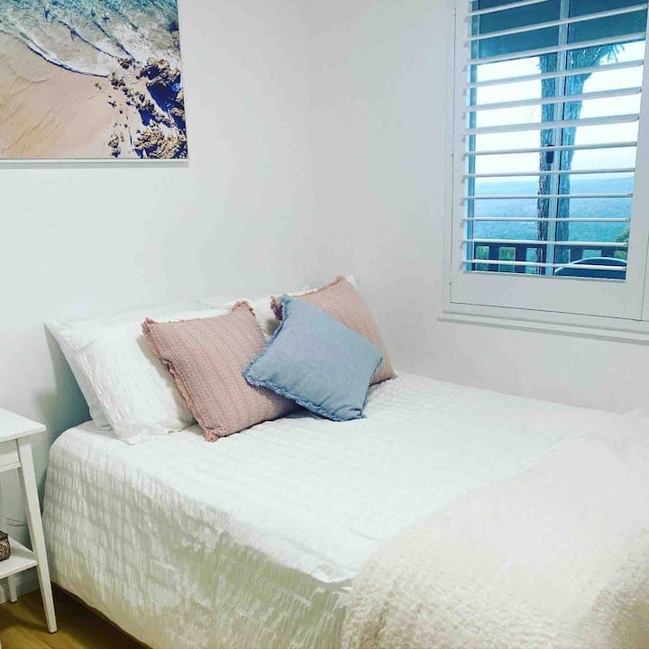 Izba s výhľadom. Druhá izba je vybavená manželskou posteľou, malou šatníkovou skriňou a komorou. Ventilátor veže a nabíjacie porty USB pre vaše pohodlie. 