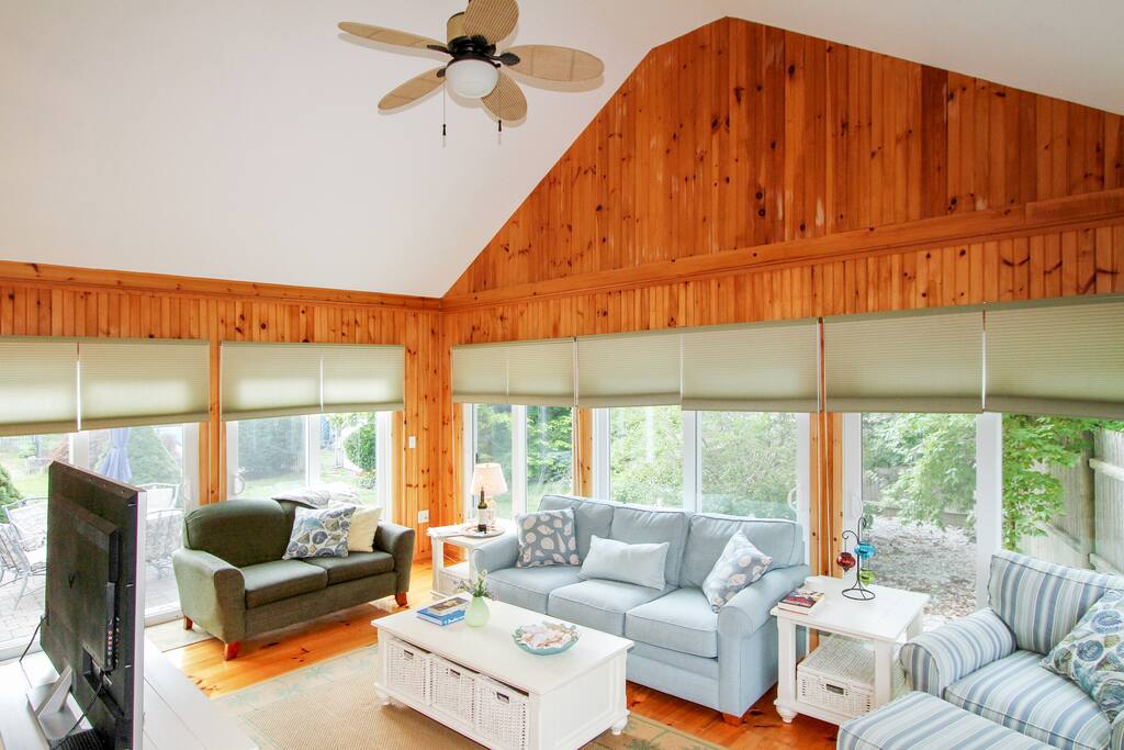 Seating for 7 and a gas stove in the sunroom.