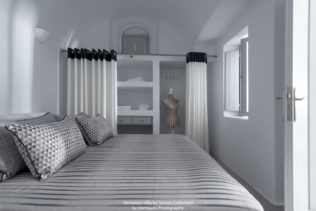 bedroom with kingsize bed