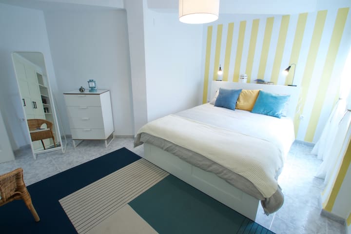 Chumba cha kulala chenye rangi nzuri sana