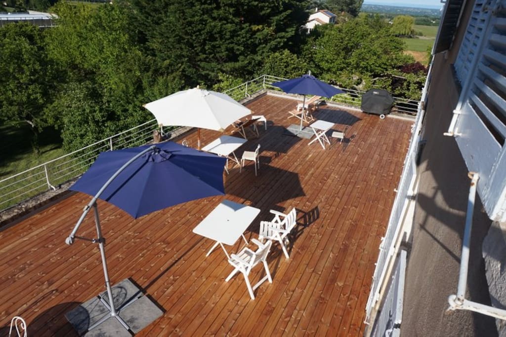 Terrasse de 120m² surplombant le jardin