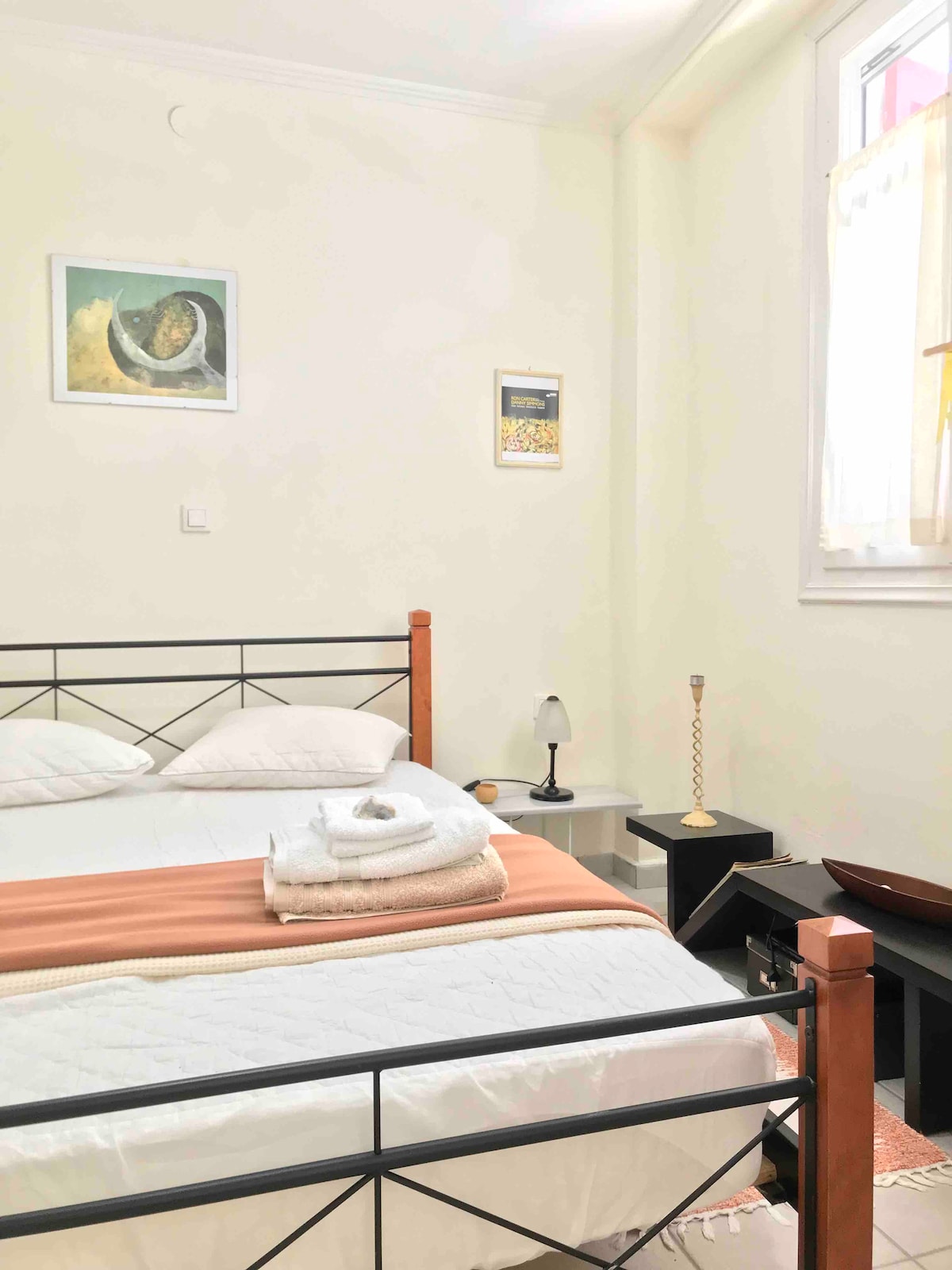 Спалнята  е отделна , удобна  с двойно легло  и прозорец  с естествена светлина