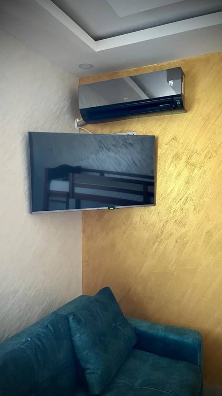 غرفة تلفزيون إل جي للأصدقاء/ الأطفال 45 بوصة