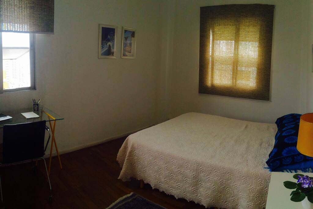 Suíte com área de trabalho e armários com cabides e gaveteiros