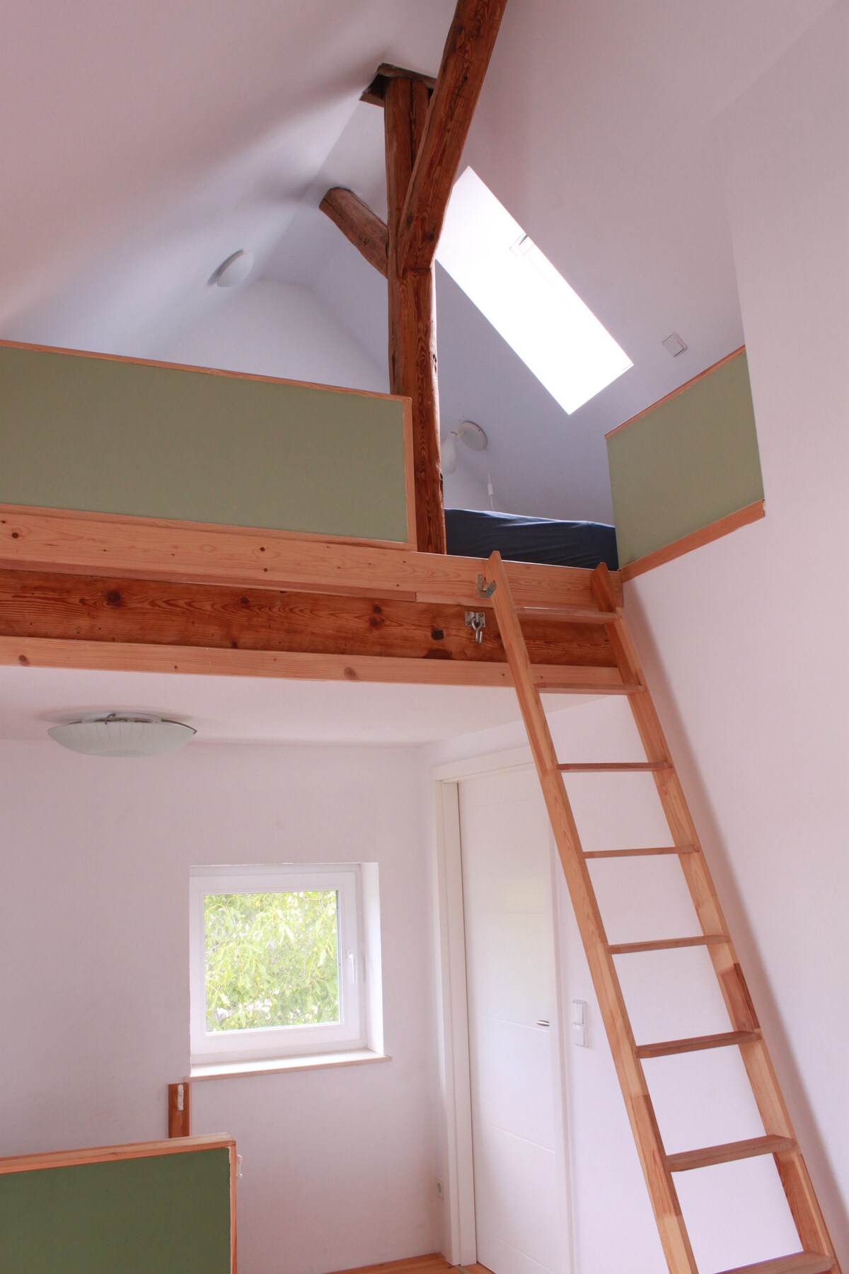 Tento dvojitý matrac (140 x 200 cm) sa nachádza pod strechou na 2. poschodí. Dostanete sa k nemu cez rebrík.