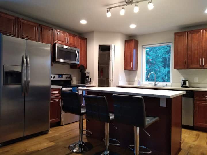 *3 Townhomes: 15 Beds, 6 Bathroom, 2 Powder Room - Renton, WA