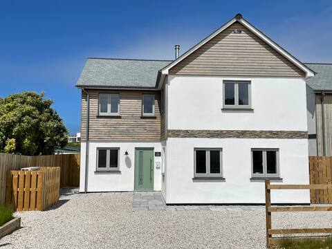 Beautiful 4 bed escape 25m from the golden sands