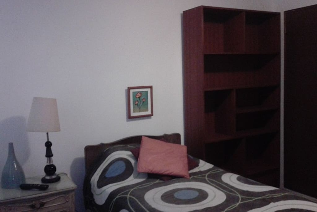 La habitacion ncluye lampara, y ropero / librero.
Lamp and bookshelve / wardrobe included.