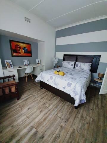 Yellow Room 3km from Festival Mall