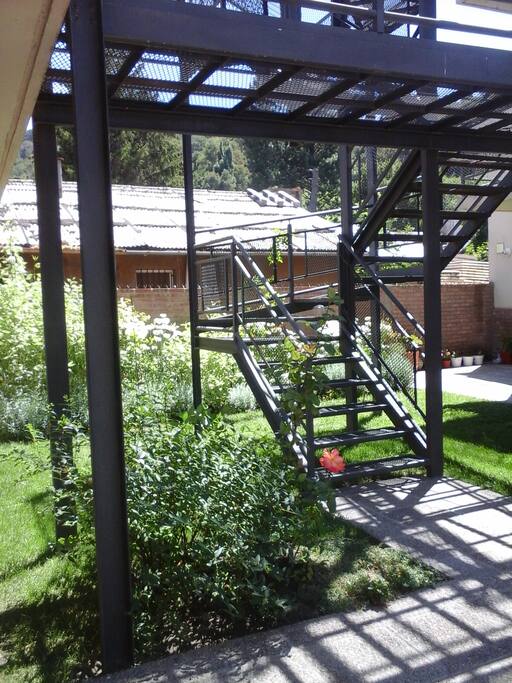 Escalera de acceso al departamento.