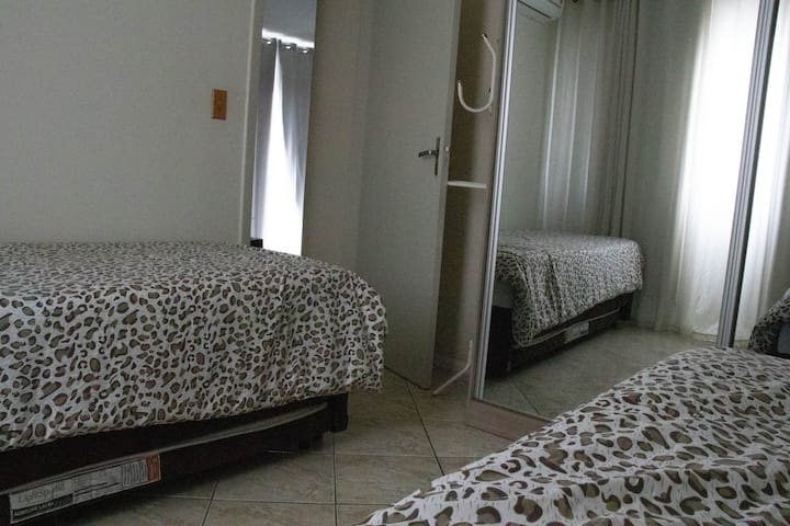 เตียงเดี่ยวพร้อมเตียงเสริม