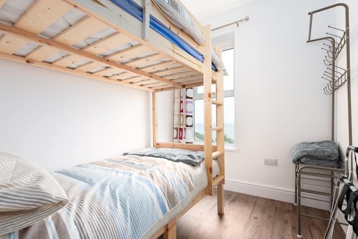 Dhomë gjumi marinari - kontrollo sërfin nga krevati!