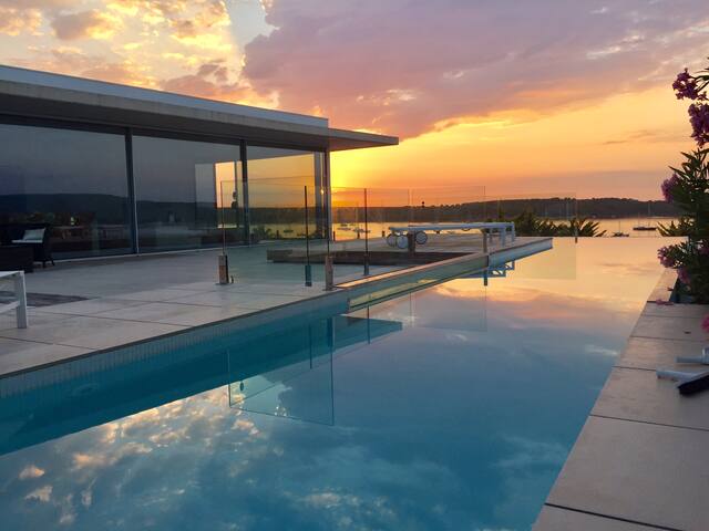 THE PERFECT RETREAT IN A STUNNING LOCATION. gallery image 2