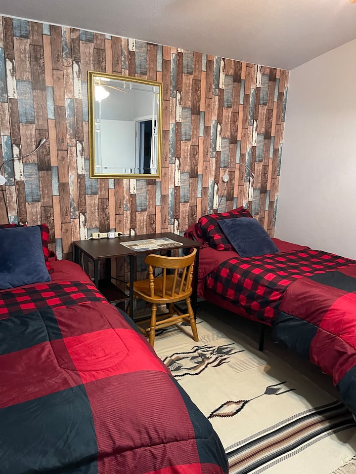 Ორსაწოლიანი საწოლი მე-2 საძინებელში მაგიდით