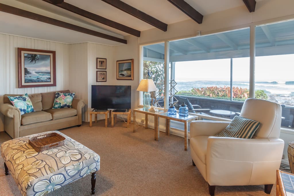 Comfortable living room with 55 inch tv, cable and WIFI