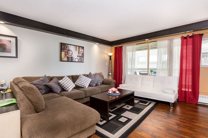 Modern DT core condo with one free parking