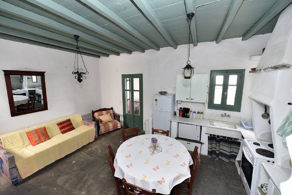 Wohnzimmer mit Türe zur überdachten Veranda