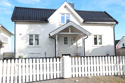 Lofoten- nice house by the sea in Kabelvåg