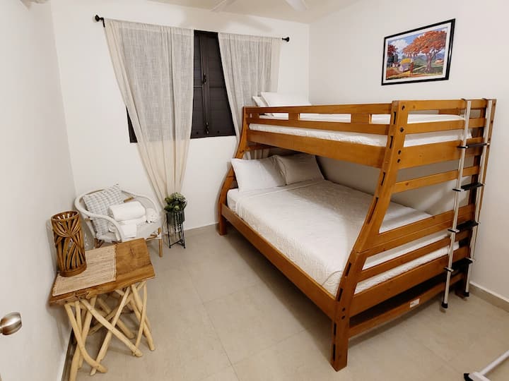 בחדר השינה השלישי יש מיטת קומותיים עם מזרנים זוגיים. 