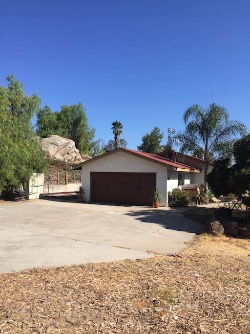 Front Driveway area - Plenty of Parking