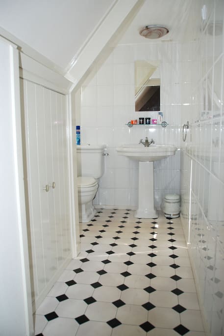 Doorgang vanuit slaapkamer naar wc en wastafel
