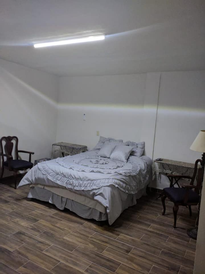 Qunn房间，两侧均配有床头柜。