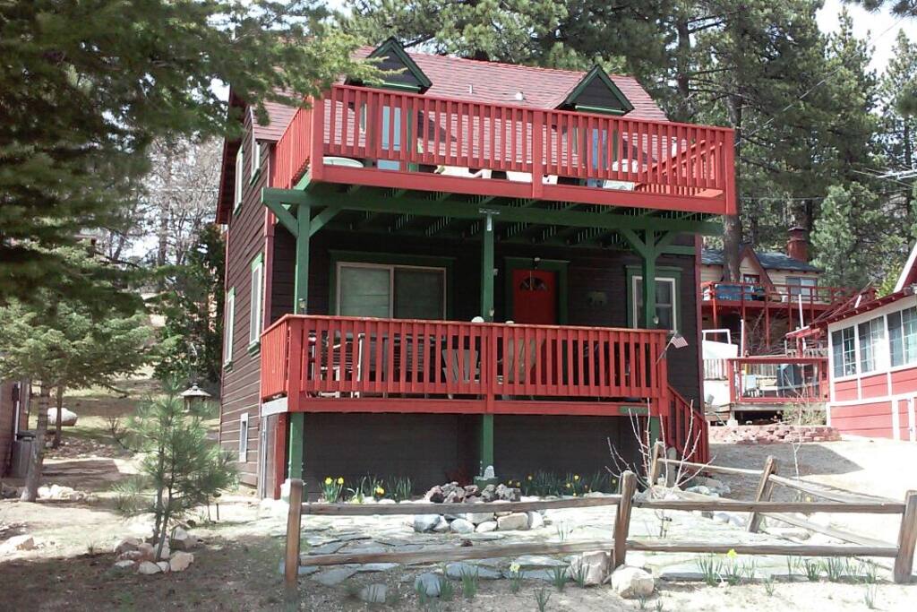 Cabin with two decks. Wifi and cable.