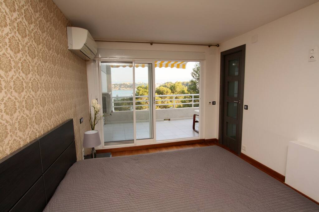 Suite bedroom with jet shower