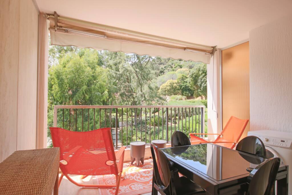 terrasse couverte et meublée avec vue sur le parc
