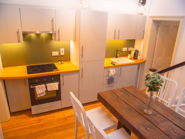 Luxury George’s St House with 4 Ensuites + Rooftop gallery image 4