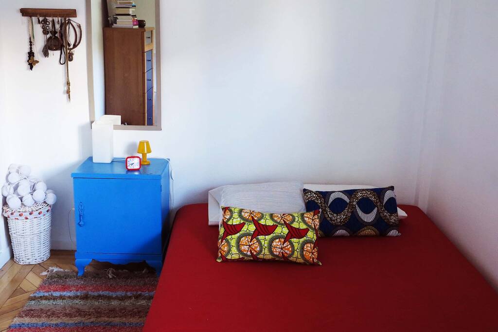 Cuarto de más de 15 m2, con cama doble y ventana exterior