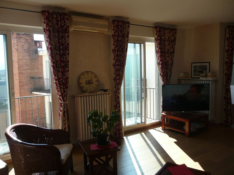living balcons grande tv écran plat wifi