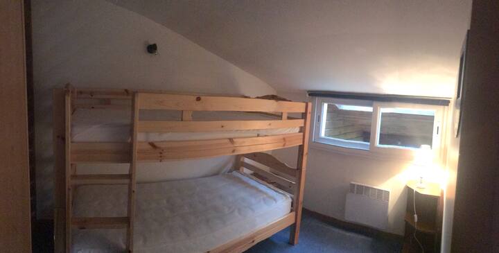 a második hálószoba két 90 emeletes ággyal